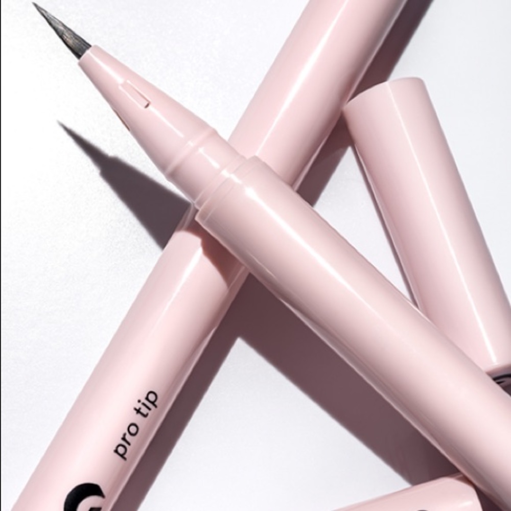 GLOSSIER PRO TIP